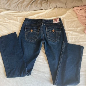 lågmidjade bootcut true religion jeans - så snygga true religion jeans i väldigt fint skick. lågmidjade och bootcut. har klippt av dem nedtill då de va för långa på mig men har sparat delarna jag klippte av ifall man vill sy på dem igen. 💓
