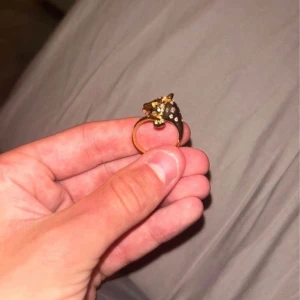 Äkta Guld ring 14 karat - Jag säljer min 14 karat guld ring, som jag fick i present för två år sedan. Den är vacker och tidlös, men tyvärr har jag inte använt den så mycket som jag trott. Ringen är i utmärkt skick och kan bli en fantastisk accessoar för den som uppskat