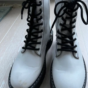 Vita boots/kängor - Storlek 40, lite slitiga, har dragkedja på sidan