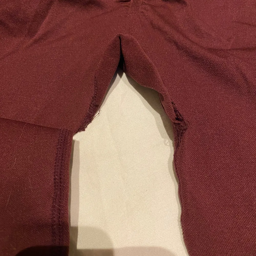 Vinröda tränings tights med scrunch från Xshapes. Storlek L men passar även M då de är små i storleken. Köpta här på vinted men säljer vidare då de inte riktogt passar mig. Sweety Bum heter kollektionen.. Sportswear.