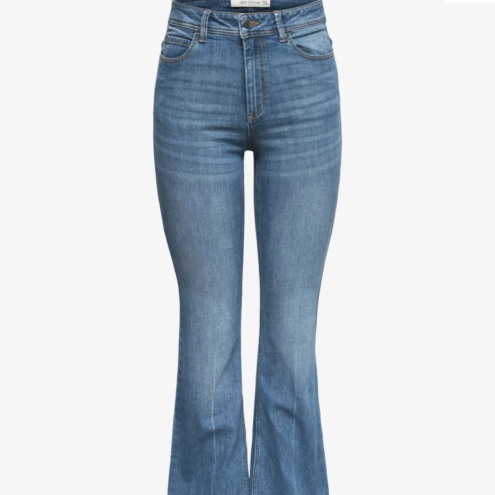 Säljer mina jeans eftersom de ej kommer till användning, jeansen är i bra skick använt byxorna ett fåtal gånger. . Jeans & Byxor.