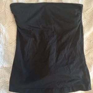 Strapless linne - Ett linne utan band. Linnet har extra tyg vid bröstet, en gammal kollektion från Hm, denna vara är knappt använd 