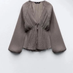 Blus zara - Säljer denna eftertraktade blus från zara som nu är slutsåld 🙏🩷🙌  Använd max 5 gånger