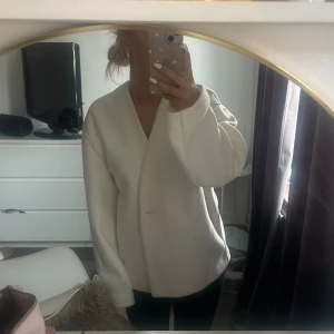 Vit kavaj  - Säljer denna fina vita liknande kavaj från bikbok 