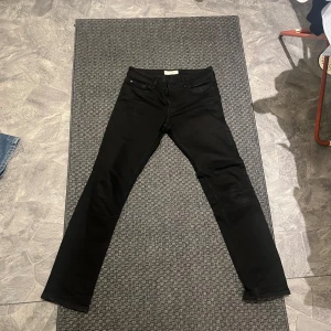 Jeans - Tja säljer dessa jeans för samma anledning som dem andra, använder dem inte