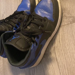 Jordans skor - Storlek 39 Säljer dom för är trött på jordans vill ha andra skor Nästan helt nya använda några gånger bara