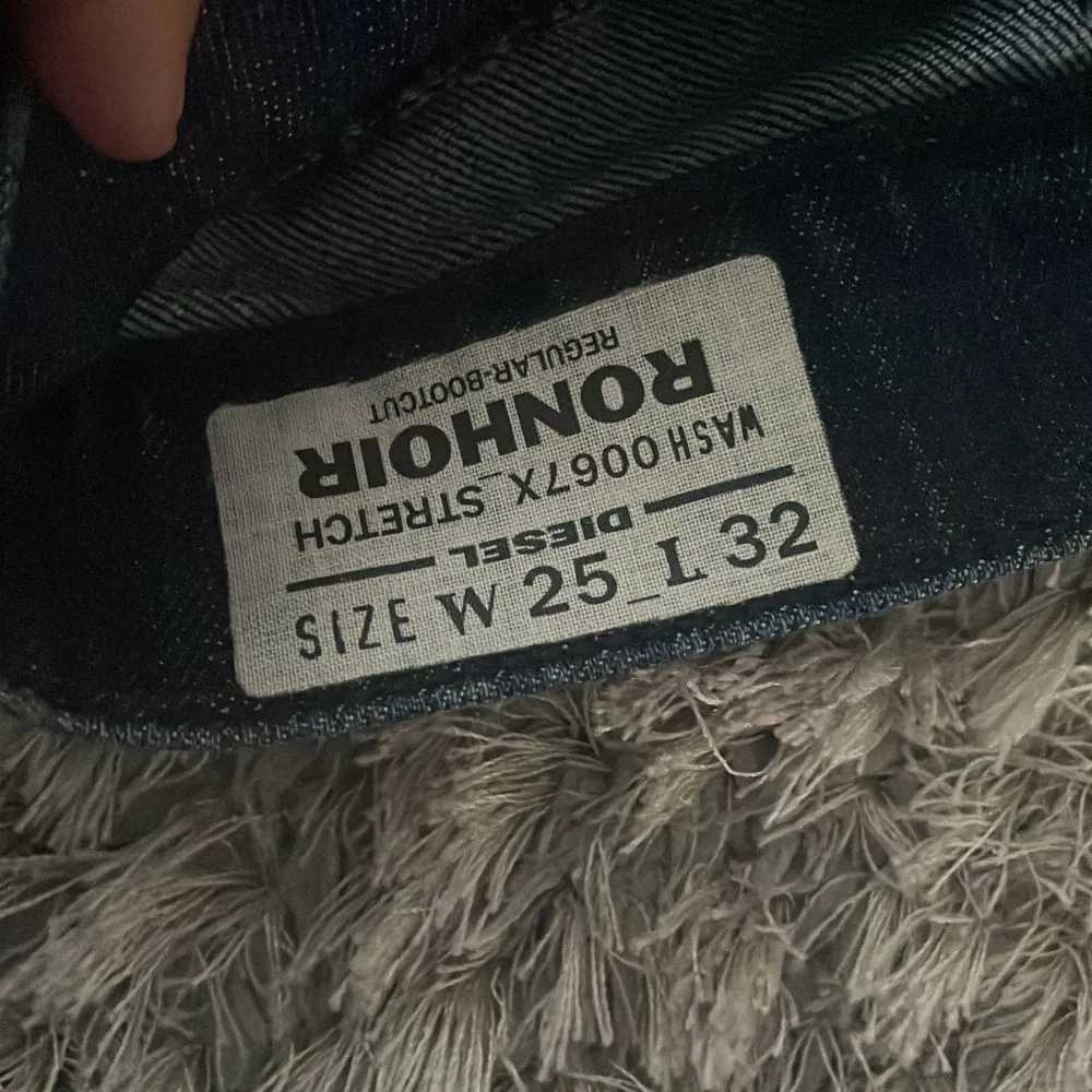 Jättefina jeans från diesel, knappt använda. Säljer då dom är lite långa på mig, men annars inget fel på dom. Jag är 163 cm. Priset kan diskuteras men tänk på att det är nya diesel jeans så går inte ner allt för mycket. . Jeans & Byxor.