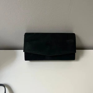 Kuverväska - Svart kuvertväska från boohoo, använd 1 gång!
