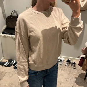Tröja - Beige tröja ifrån hm divided, använd mycket men inga hål eller slitningar st s men sitter lite stort så passar nog m💕