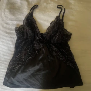 Snygg topp - Super snygg topp, passar perfekt till fest! Svart, med guldiga detaljer, även svart spets 