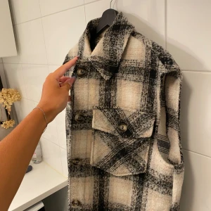 Väst  - Superfin väst från Vero Moda, perfekt till hösten! Knappt använd 