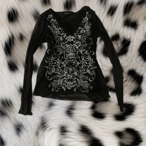 Y2k tröja - Duper vacker svart långärmad tröja med coola silvriga detaljer💖den har lite genomskinligt tyc på ryggen och armarna💖