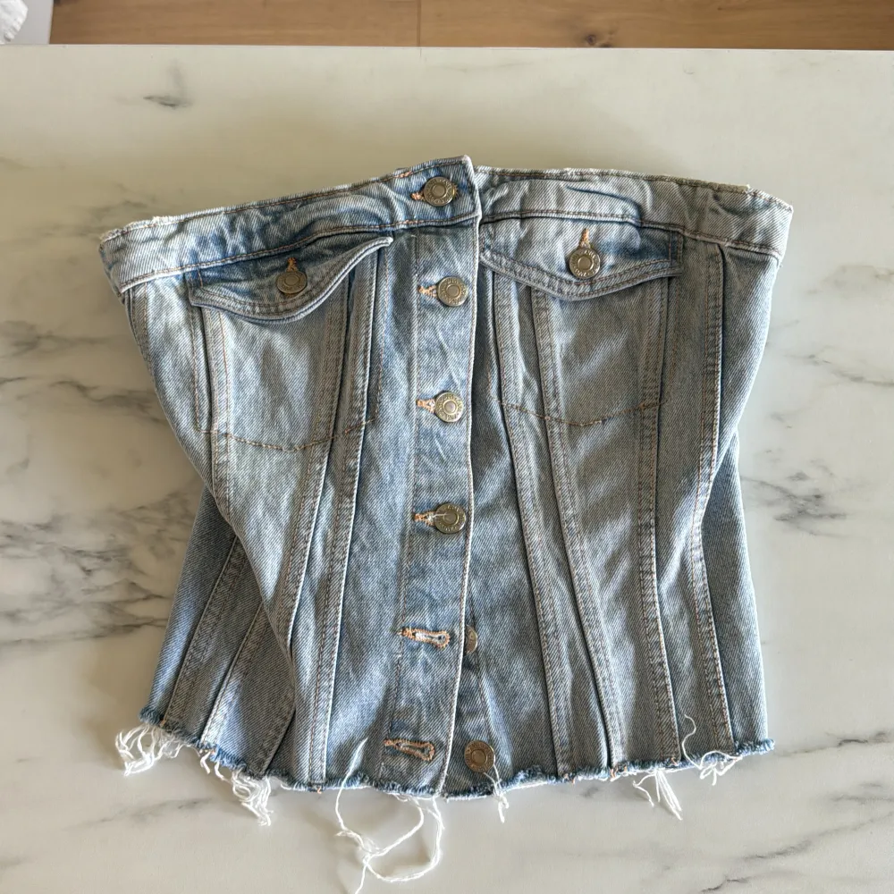 Denim topp från zara storlek M, true to size. Köpte toppen på Plick men var dessvärre för stor för mig som vanligtvis bär xs-s. Fint skick!. Toppar.