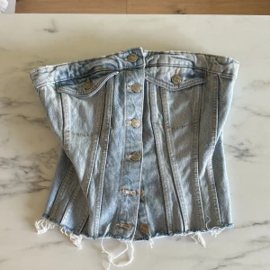 Denim topp zara - Denim topp från zara storlek M, true to size. Köpte toppen på Plick men var dessvärre för stor för mig som vanligtvis bär xs-s. Fint skick!