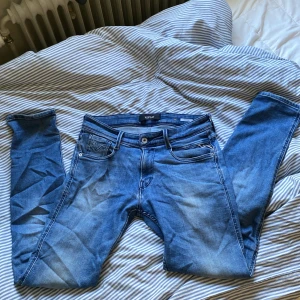 Replay anbass - Tjena!  Säljer nu mina Replay anbass storlek 30/32. Fint skick, inte urtvättade, hål eller liknande. Köpt på Volt för 1299kr i början av sommaren. Passar mig bra som är 182cm, 64kg. Bara att skriva för fler bilder eller om du har funderingar🙌🏼🙌🏼🤝🏼