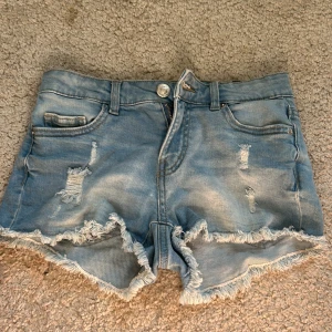 Jeansshorts  - Ljusblåa jeansshorts 