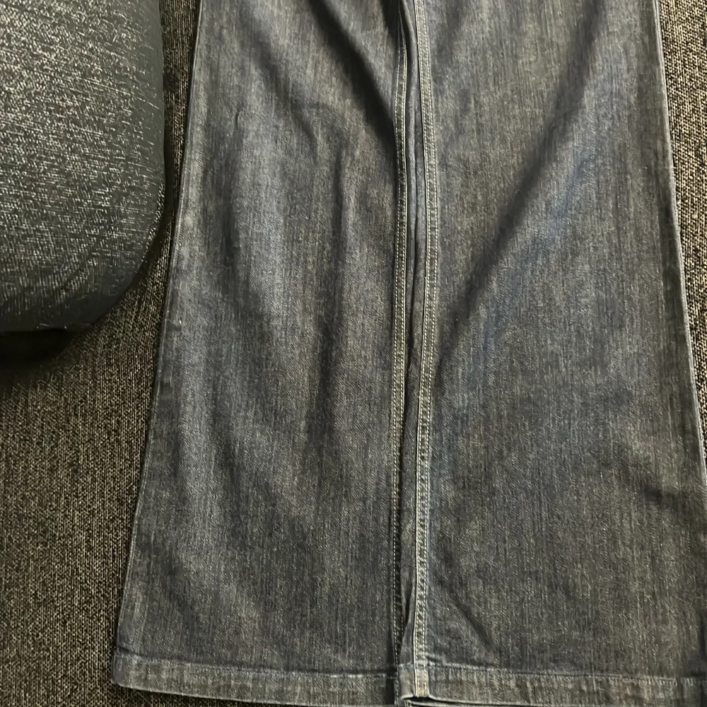 Lågmidjade Disel jeans, de är mörkblåa. Längden på de är 132 cm.  Köpte de för 1500kr Har inte använts!! . Jeans & Byxor.