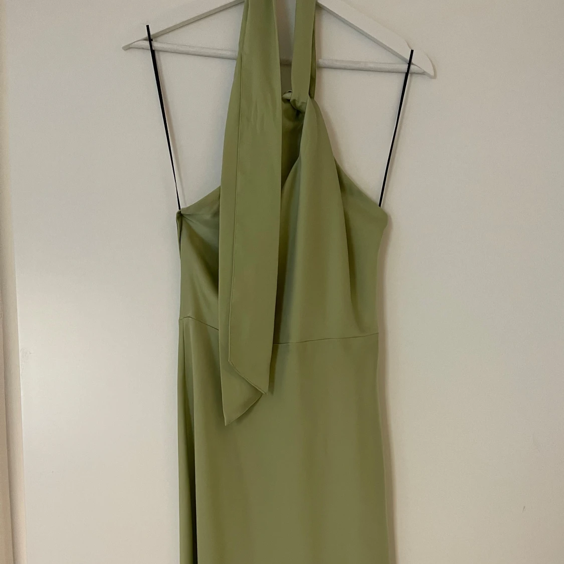 Grön satinklänning halterneck 