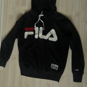 Fila hoodie  - Svart Fila hoodie i storlek S. Se slitage på L & A. 