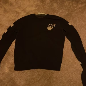 Off white tröja - Tjena! Säljer nu den här feta ull tröjan i märket offwhite. Väldigt bra skick och material. Hör av er vi intresse!