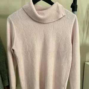 Stickad tröja  - Superfin rosa stickad tröja med en lite unikare krage💕 lite nopprig men inget som syns allt för mycket!