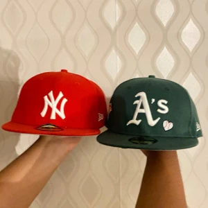 Kepsar - Hej, säljer dessa. Använde de inte så mycket och inte riktigt min stil längre. Även för stor för mig. 