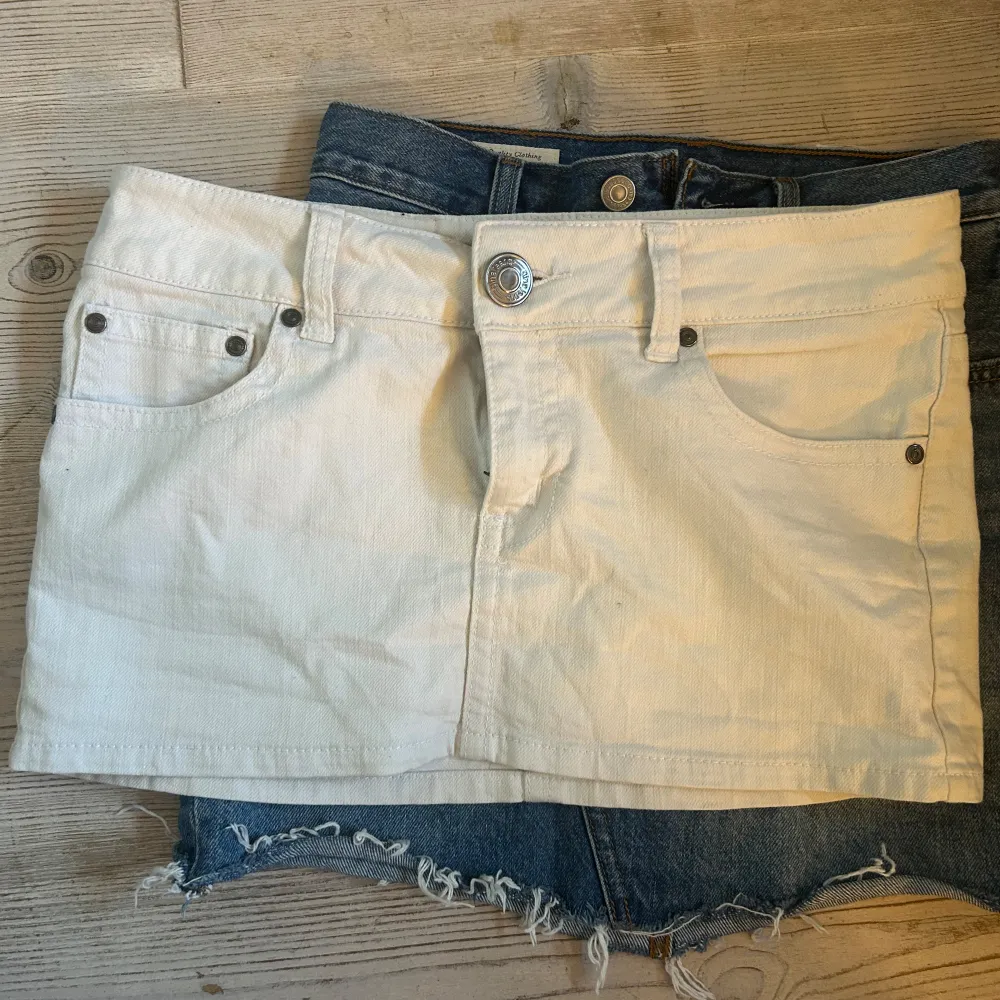 3 stycken vintage kjolar från bland annat levi’s, ginajeans. Alla kjolar är i storlek S och är i mycket bra skick . Kjolar.