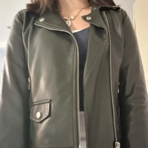 Svart Zara jacka - Jättefin svart skinnjacka från Zara. Den är knappt använd och i nyskick. Jag säljer den eftersom den inte riktigt är min stil. Skriv vid frågor eller för fler bilder. 