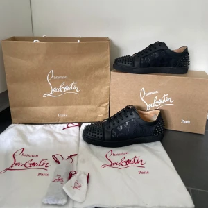 Christian Louboutin  - Tja säljer nu mina loubs som är i storlek 42,5 skick 9/10 som nya vid fler frågor eller funderingar kontakta mig 