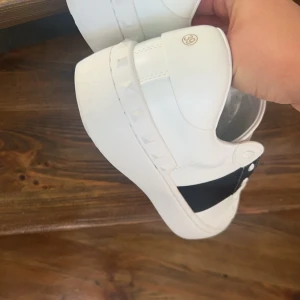 Snygga sneakers - superfina skor, perfekta nu i sommar eller höst/vår🥳 aldrig använda då dom va lite små för mig, storlek 39 är dom men skulle säga att de är mer som 38:)