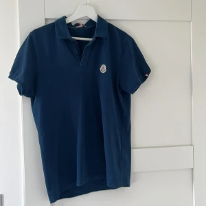 Moncler piké  - Säljer en lite äldre moncler piké, äkta  Stl s och i riktigt bra skick! 