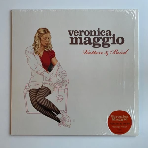 Veronica Maggio - Vatten Och Bröd (2020), M/M - Vinyl LP (Orange) - Veronica Maggio, Vatten Och Bröd  - Vinyl LP (Orange) Sweden, 2020 Universal Music – 060252792194  Skiva: M Omslag: M, S/S