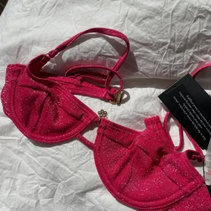 Rosa glittrig bikini  -  Oanvända bikini som är försent för att skicka tillbaka. Toppen storlek M har även en i storlek S och underdelen stolek S