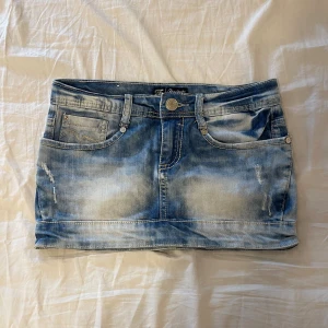 Lågmidjad mini jeans kjol - Midjemått 37cm, längd 26cm 🩵så snygg o bra skick! Strlk s men sitter som xs 