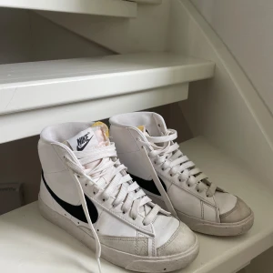 Nike Blazer Mid ’77 - Så snygga & Coola skor från Nike i stl 36,5 i hyfsat/lite använt skick. Nya kostar 1349kr och säljer mina för 300❤️