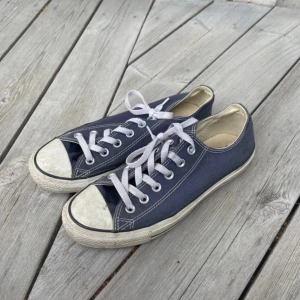 Converse - Låga cponverse, mörkblå. Bra skick med tecken på användning✨