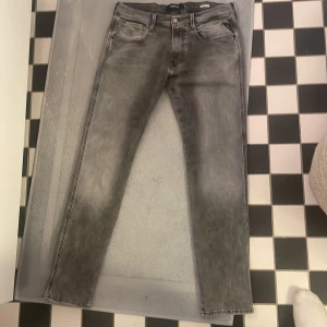 Replay Jeans - Ett par tvär feta grå replay jeans i modellen Anbass. Skicket är nästintill perfekt och dem har inga hål eller tecken på slitningar. Nypris: 1500kr