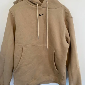 Nike center swoosh hoodie - Sprillans ny. Aldrig använd. 