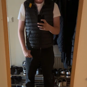 Parabumper väst  - Storlek m passar även s  bra bra skick använd några fåtal gånger och inte vill ha den nå mer 