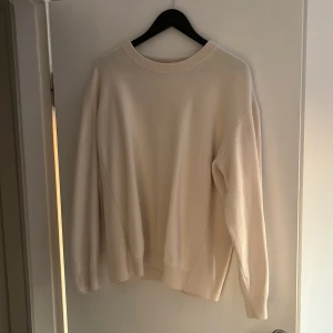 Vitt/beige zara tröja  - Säljer min zara tröja då den inte längre passar mig, inga fläckar knappt använda. Har ni några frågor tveka inte på att kontakta mig 