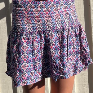 Trendig Zara kjol!!🥰🎀 - Super gullig zara kjol, den säljs pågrund av att den inte kommer till användning.🎀💘Fint skick!! Skriv till mig för frågor eller funderingar.❤️strl 152