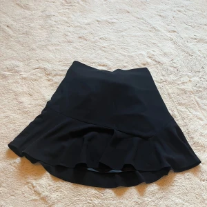 Fin volangkjol - Fin volang kjol från nakd i storlek 36