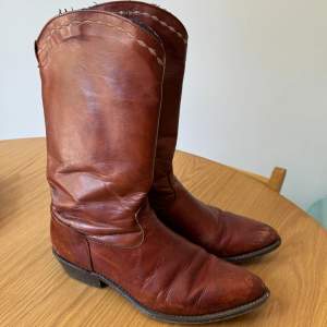 Jättefina cowboyboots i rostrött läder. Köpta för 2300 kr. I använt skick med slitage baktill. 