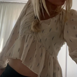 Söt blus - En jätte söt blus som inte är använd med öppen rygg och en knytning i ryggen❤️