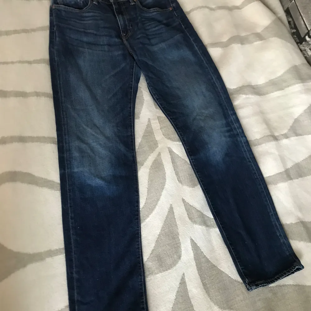 Levi’s jeans 32/34  i mycket gott skick säljes för 350 kr. Ord pris 1100 kr.. Jeans & Byxor.