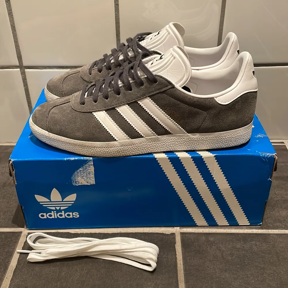 Säljer ett par riktigt schyssta adidas gazelle som är använda väldigt sparsamt! Cond 8/10, storlek 42, medföljer även vita skosnören. Hör av dig vid fler funderingar! . Skor.