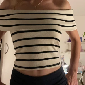 Off shoulder top  - Jättefin Offshoulder tröja. Tröjan är i storlek M men passar även mig med storlek S. Köpte på Gina för 349 kr men säljer jätte BILLIGT!💕🌸