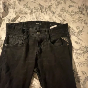 Replay jeans  - Svarta replay jeans i grymt skick. Skriv för fler bilder eller andra frågor . Storlek 28/32