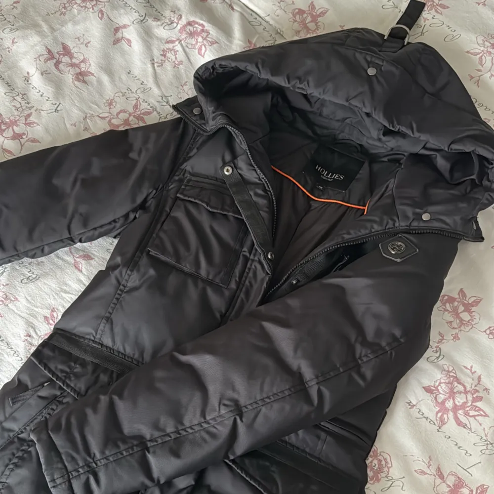 Säljer nu min Hollies vinterjacka, perfekt nu till vintern! Köpte den på Miinto för 4.495 kr och skicket på den är mycket bra den är väldigt sparsam använd, de enda är att banden som håller pälsen har töjts ut av sig själva men håller fortfarande!💗. Takit.