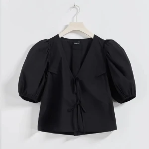 Svart blus puffärm  - Säljer denna supergulliga blusen från Gina tricot! Blusen är i storlek S och är i princip oanvänd🩷